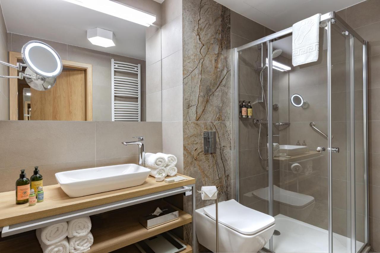 שצ'קלארסקה פוראובה Platinum Mountain Hotel&Spa מראה חיצוני תמונה A modern bathroom