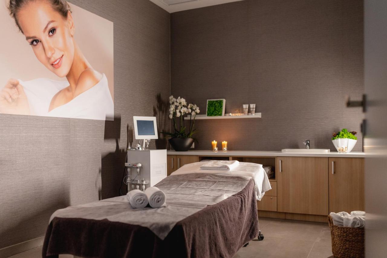שצ'קלארסקה פוראובה Platinum Mountain Hotel&Spa מראה חיצוני תמונה A treatment room at a medical spa