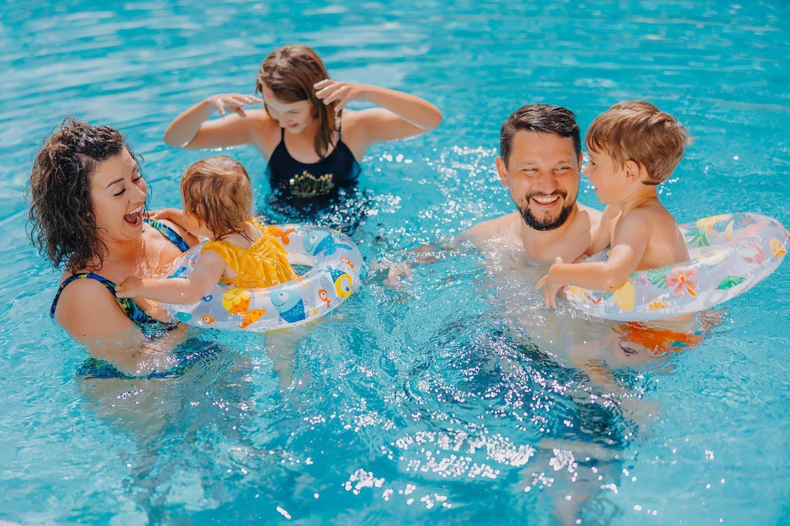 שצ'קלארסקה פוראובה Platinum Mountain Hotel&Spa מראה חיצוני תמונה Family in a swimming pool