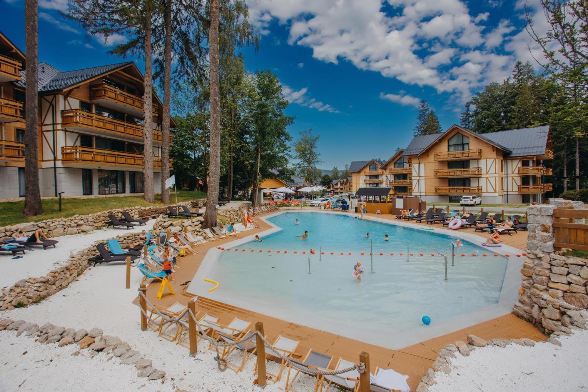 שצ'קלארסקה פוראובה Platinum Mountain Hotel&Spa מראה חיצוני תמונה The swimming pool at the center of the resort