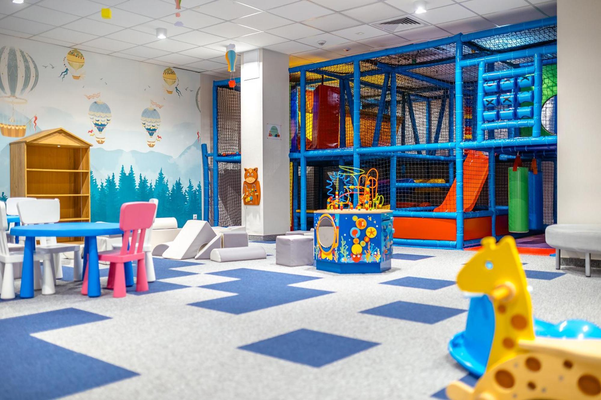 שצ'קלארסקה פוראובה Platinum Mountain Hotel&Spa מראה חיצוני תמונה An indoor playground